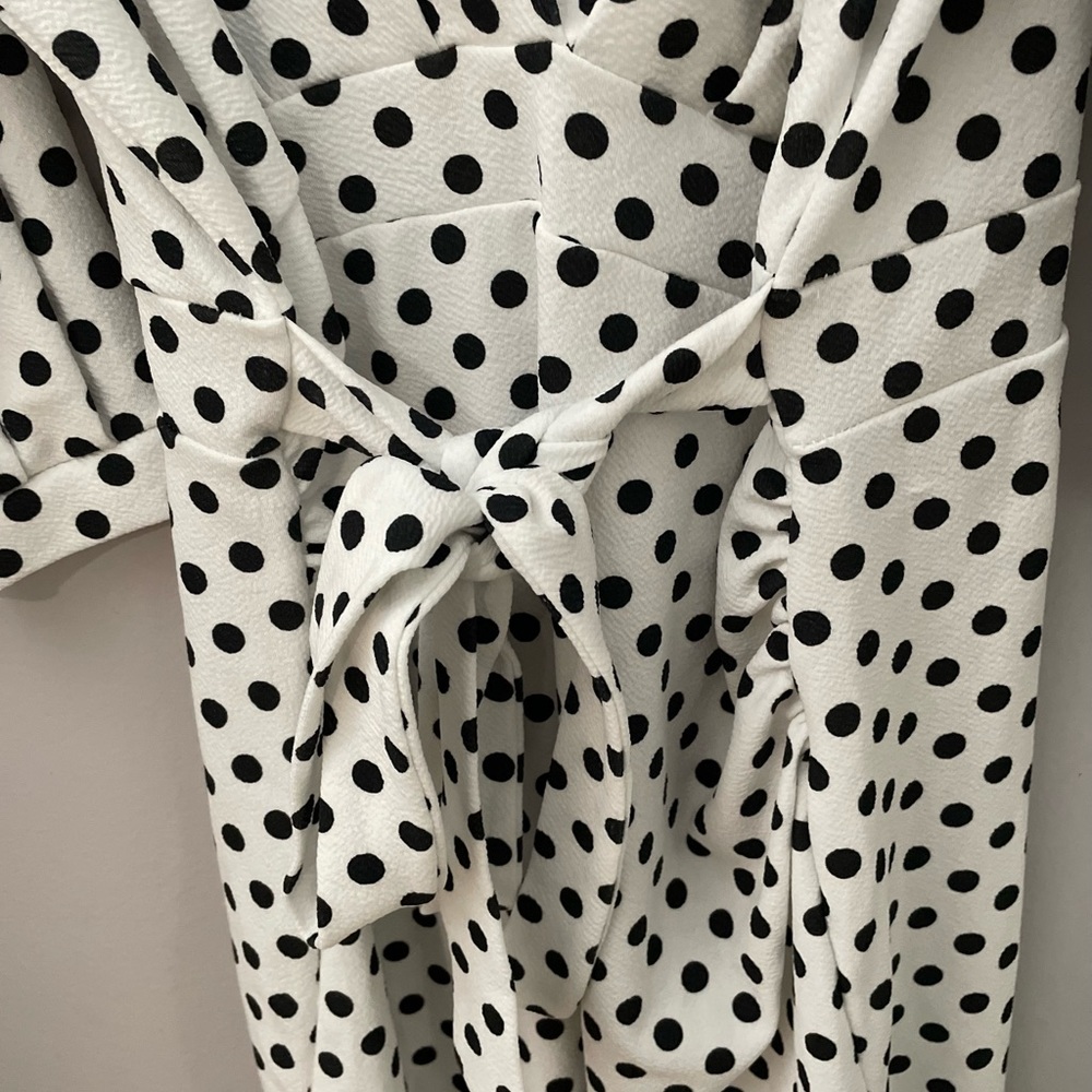 Boohoo White and Black Polka Dot Quarter Sleeve Midi Dress with Waist Tie - Picture 3 of 6